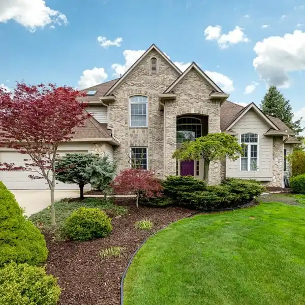IMPRESSIVE ESTATE-STYLE HOME IN WATERWAYS