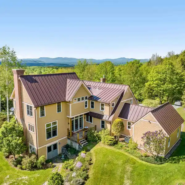 PANORAMIC MOUNTAIN VIEWS WITH ELEGANT LIVING