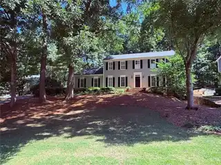 Beautiful Traditional Colonial Home in Derby Hills