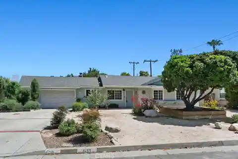 Fully Renovated Home Blending Elegance and Comfort