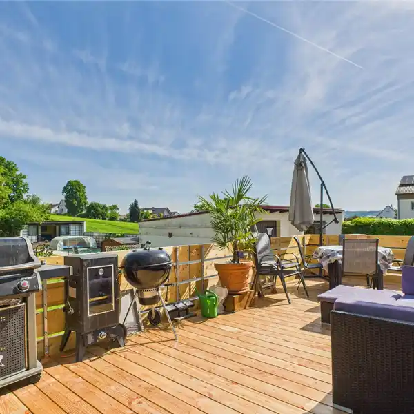 TIMELESS ARCHITECTURE WITH MODERN FINISHES