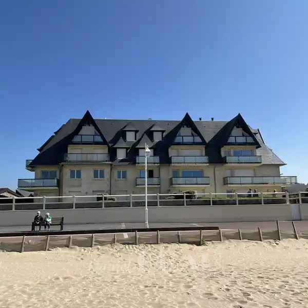 ELEGANT SEAFRONT FLAT WITH THREE BALCONIES