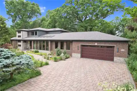 A Modern Masterpiece in Harmony with Nature