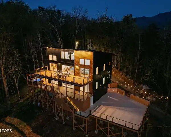 MODERN MOUNTAIN-TOP RETREAT GATLINBURG