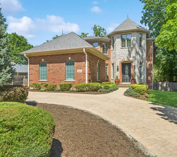 ALL-BRICK HOME IN DESIRABLE RAVINIA