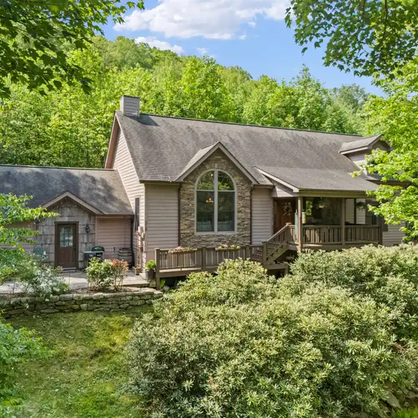 BEAUTIFUL MOUNTAIN HOME IN SORRENTO FALLS