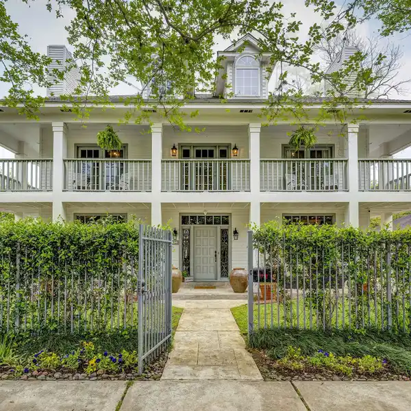 GORGEOUS HOME IN THE HEIGHTS