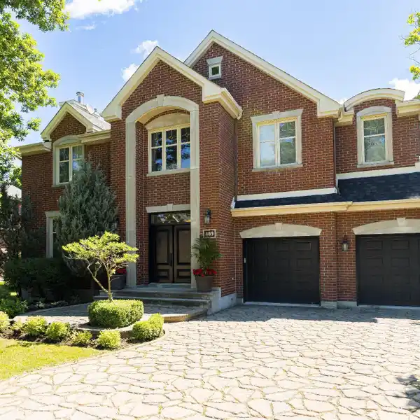 TIMELESS LUXURY IN THE SOUGHT-AFTER SHERWOOD SECTION OF BEACONSFIELD