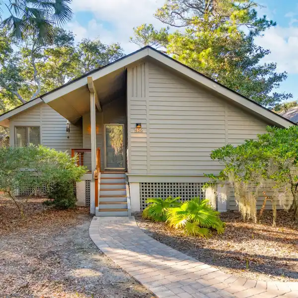 TURNKEY RENOVATED COTTAGE IN THE HIGHLY DESIRABLE OCEANWOOD AREA
