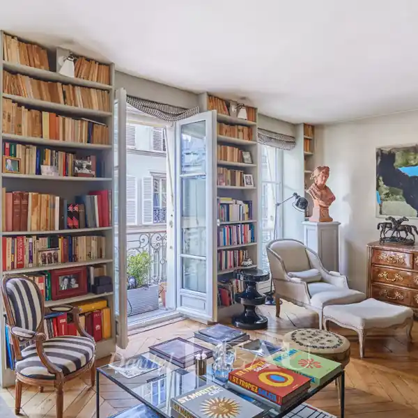 ELEGANT 2ND-FLOOR HOME IN HISTORIC BUILDING