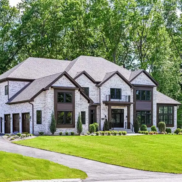 CLEAN AND CONTEMPORARY DESIGN IN A NEW ENCLAVE