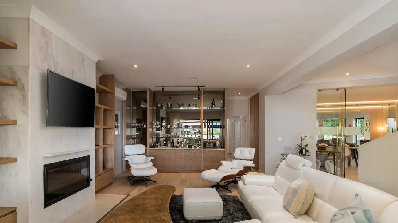 Exceptional Lakeside Home in Val De Vie