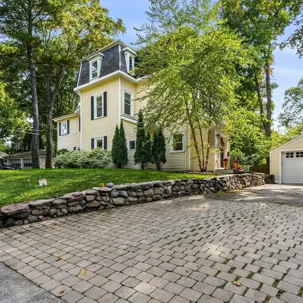 HISTORIC DISTINCTION WITH MODERN COMFORT