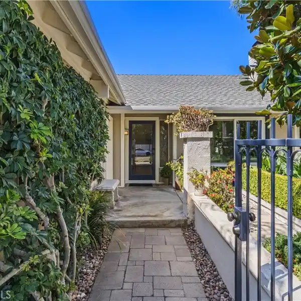 BRIGHT, PEACEFUL HOME DESIGNED FOR EFFORTLESS RELAXATION