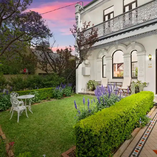 IMPRESSIVE FAMILY TERRACE ON GLEBE POINT