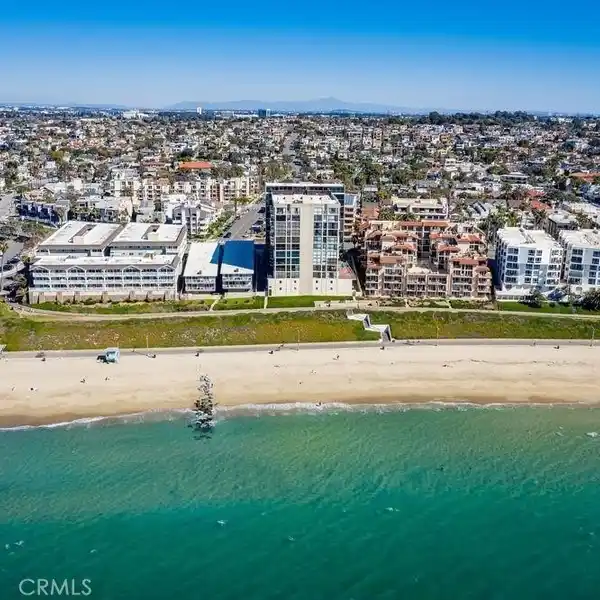 TOP-FLOOR PENTHOUSE WITH SWEEPING VIEWS