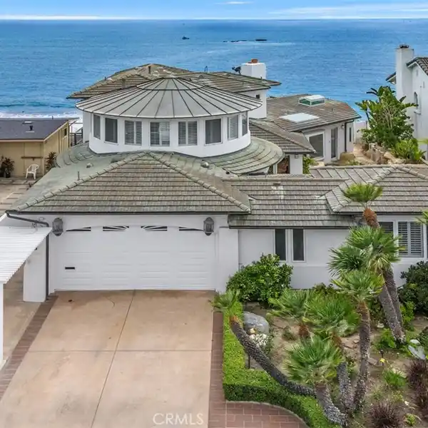 STUNNING OCEANFRONT ESTATE WITH PANORAMIC VIEWS