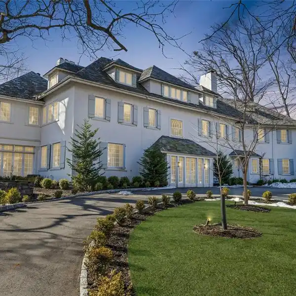 HISTORIC ESTATE BLENDING TIMELESS ELEGANCE AND MODERN LUXURY