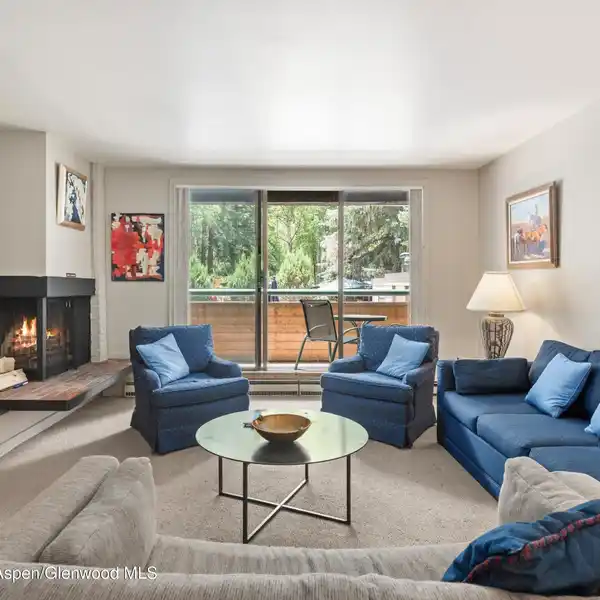 SPACIOUS CORNER CONDO RETREAT