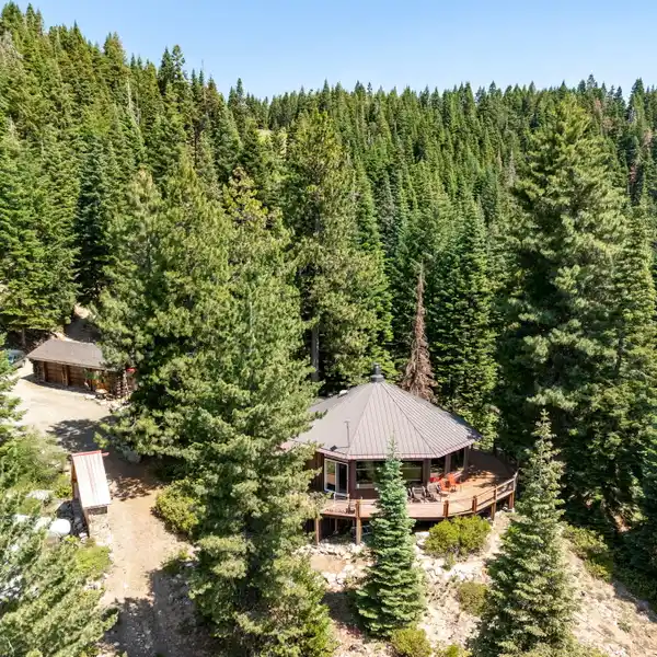 TRANQUIL AND PRISTINE MOUNTAIN OASIS