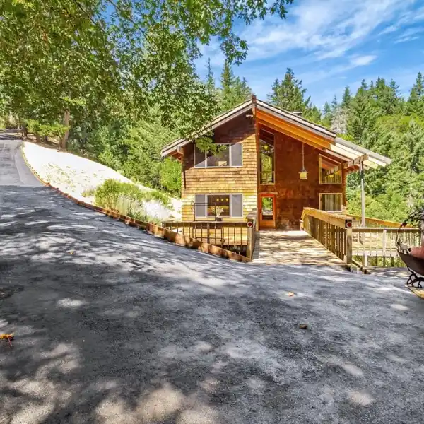ELEGANT HOME FEATURING HIGH-BEAM CEILINGS & NATURAL LIGHT