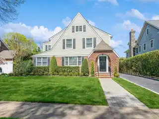 Show-stopping Side-hall Colonial