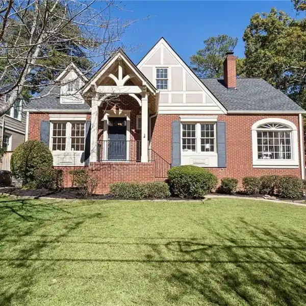 CHARMING RETREAT WITH TIMELESS CHARACTER AND LIGHT