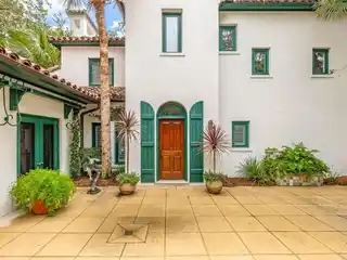 Spacious Five Bedroom Cottage in Ocean Forest