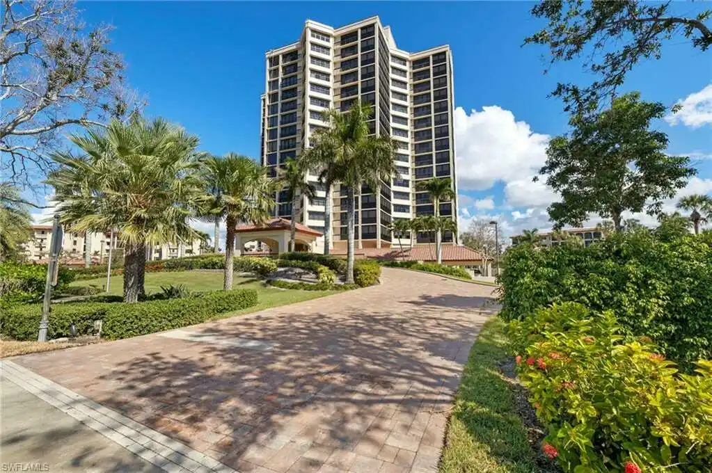 Desirable Condo in the Sought-after Chateaumere Community