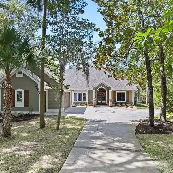 BEAUTIFULLY RENOVATED COASTAL COTTAGE