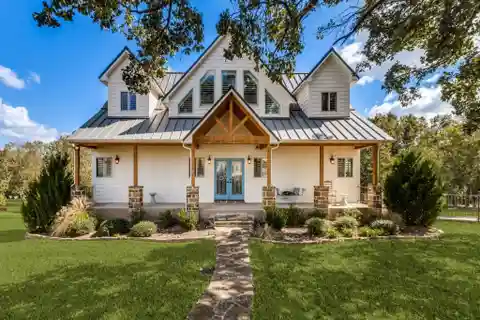 Lakefront Retreat with Expansive Scenic Views