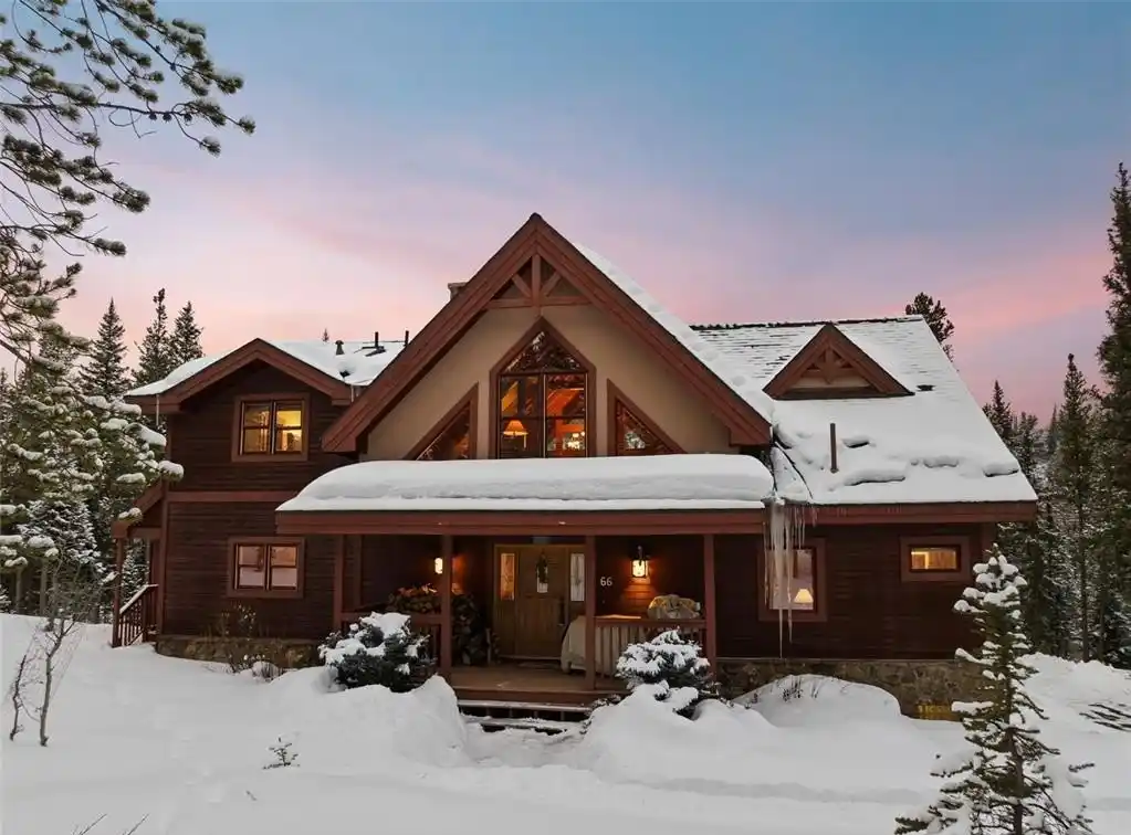 Mountain Charm and Comfort on a Spacious Private Lot