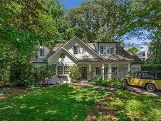 Designer Cottage with Chef’s Kitchen & Patio