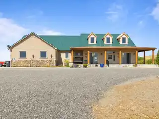 Spacious Acreage Retreat with Stunning Mountain Views