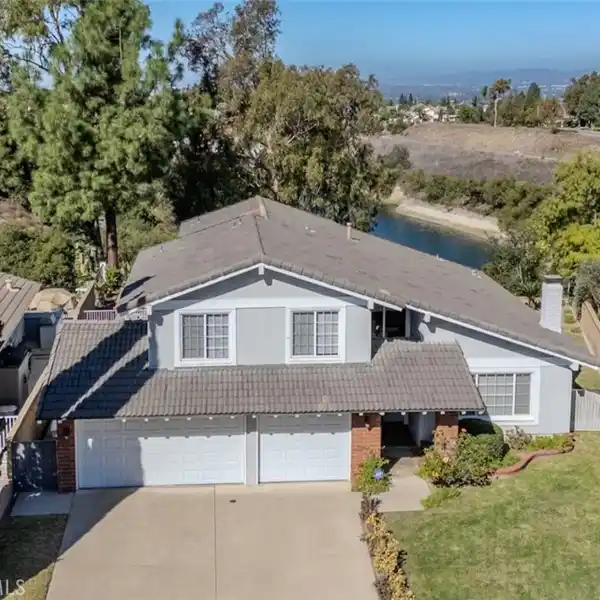 HILLTOP GEM OFFERING SPACE, PRIVACY, AND POSSIBILITY