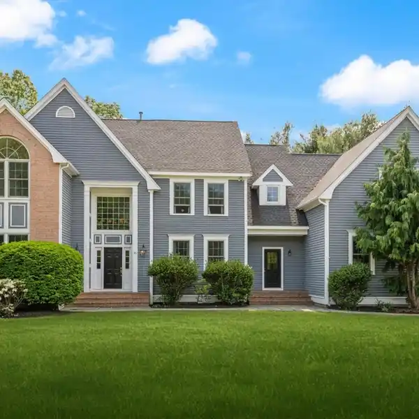 SUNLIT COLONIAL IN PRIME CUL-DE-SAC
