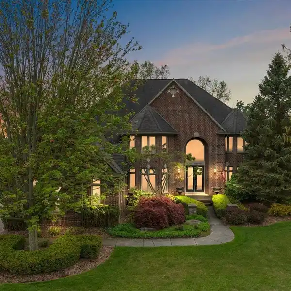 MODEL SHOW CONDITION COLONIAL