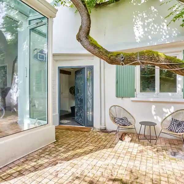 BOURGEOIS HOUSE WITH TERRACE AND PAVED COURTYARD IN THE GOLDEN TRIANGLE