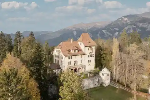 Beautiful Castle »tagstein« in Graubünden