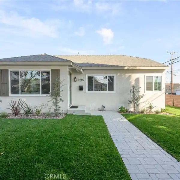 SPACIOUS PRIMARY SUITE WITH WALK-IN CLOSET