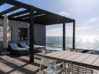 CONTEMPORARY LUXURY HOME WITH EXPANSIVE VIEWS