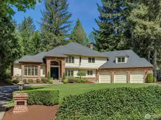 Beautiful Custom-Built Home in Provan Woods