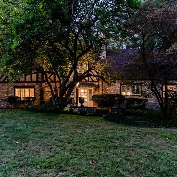 CLASSIC HOME IN A LUSH SETTING