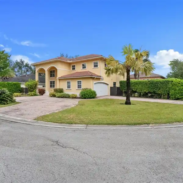 BEAUTIFUL HOME WITH A FANTASTIC POOL