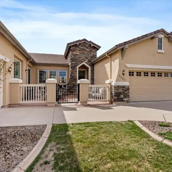 WONDERFUL SINGLE-LEVEL HOME IN COVETED ARROWCREEK COMMUNITY