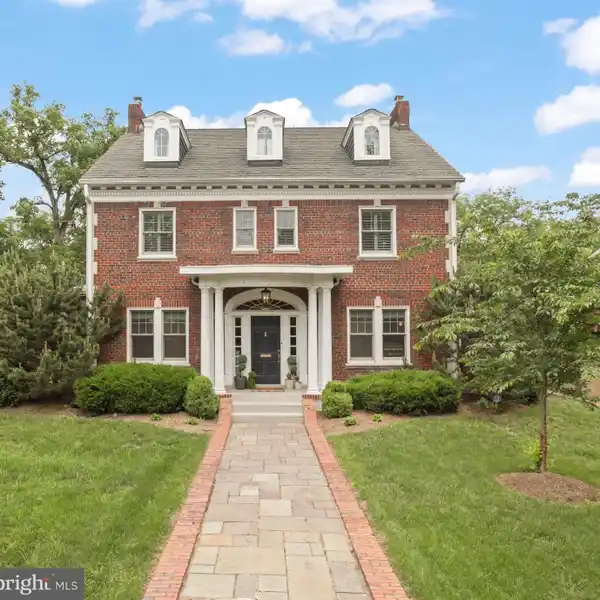 CRESTWOOD CLASSIC WITH MODERN LUXURY TOUCHES