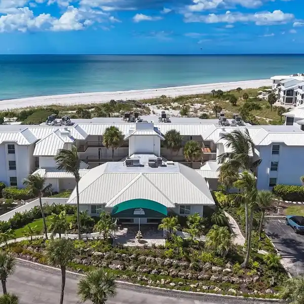 LUXURIOUS TOP-FLOOR GULF-VIEW CONDOMINIUM