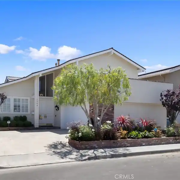 ENTERTAINER’S DREAM WITH BUILT-IN DRY BAR