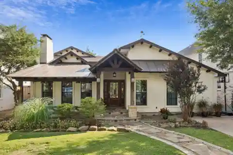 Cul-De-Sac Gem with Cathedral Warmth