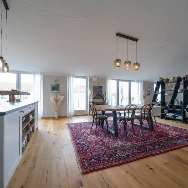 LARGE LIKE-NEW PENTHOUSE